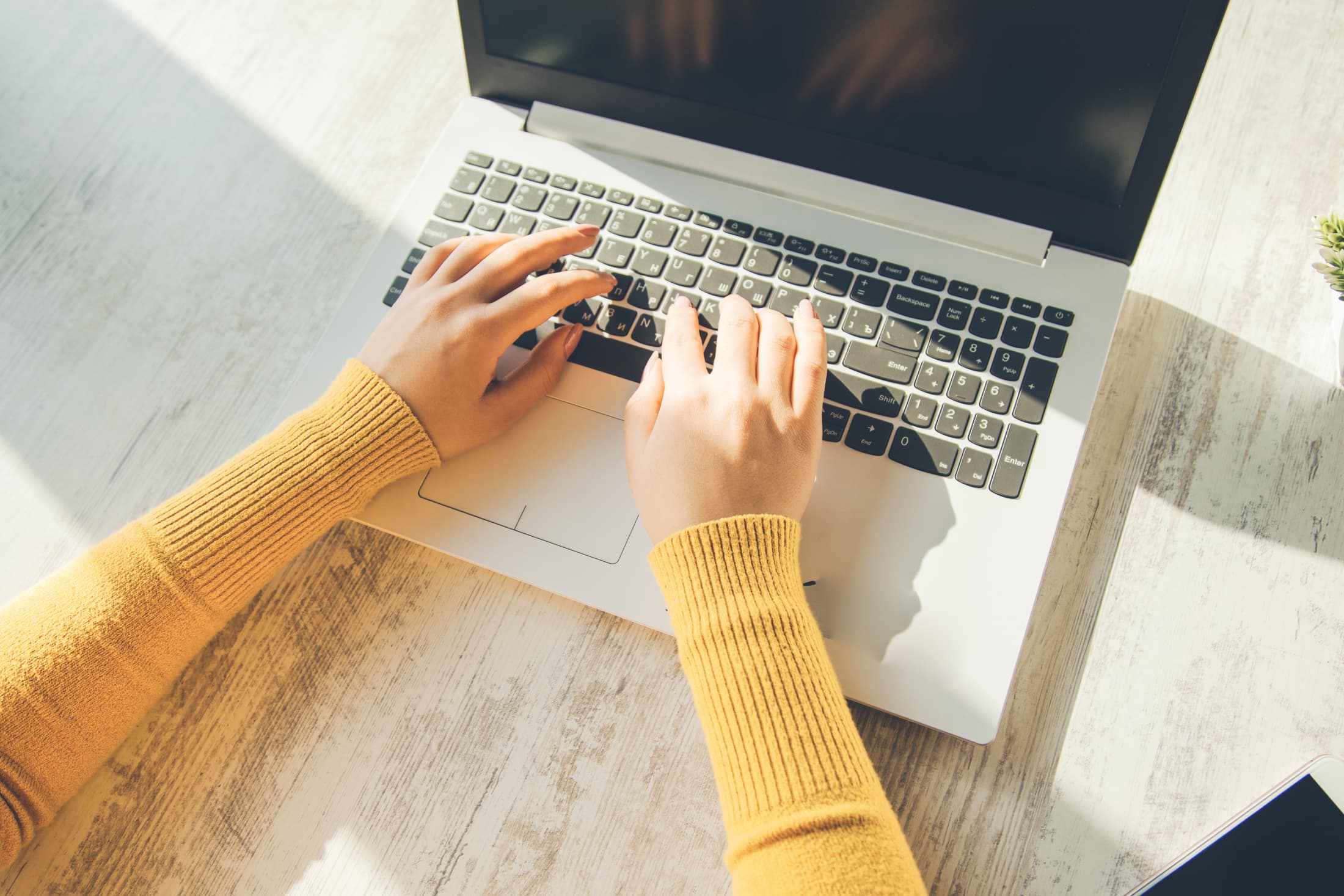 パソコンでの事務作業など